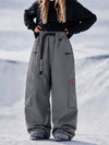 Pantalon de snowboard cargo ample et extensible pour femme, style freestyle, en tissu Techline utilitaire et résistant.