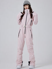 Combinaison de ski intégrale Arctic Chic pour femme, style montagnard glamour.