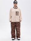 Pantalon de ski ample et fluide pour femme, en polaire sherpa synthétique zippée et genoux renforcés.