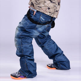 Salopette en jean pour homme, idéale pour les activités de plein air.